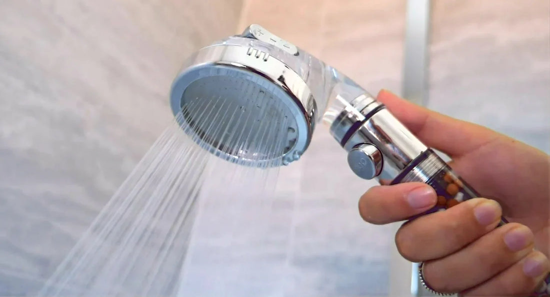 Handheld shower head with flexible hose for targeted rinsing and reach